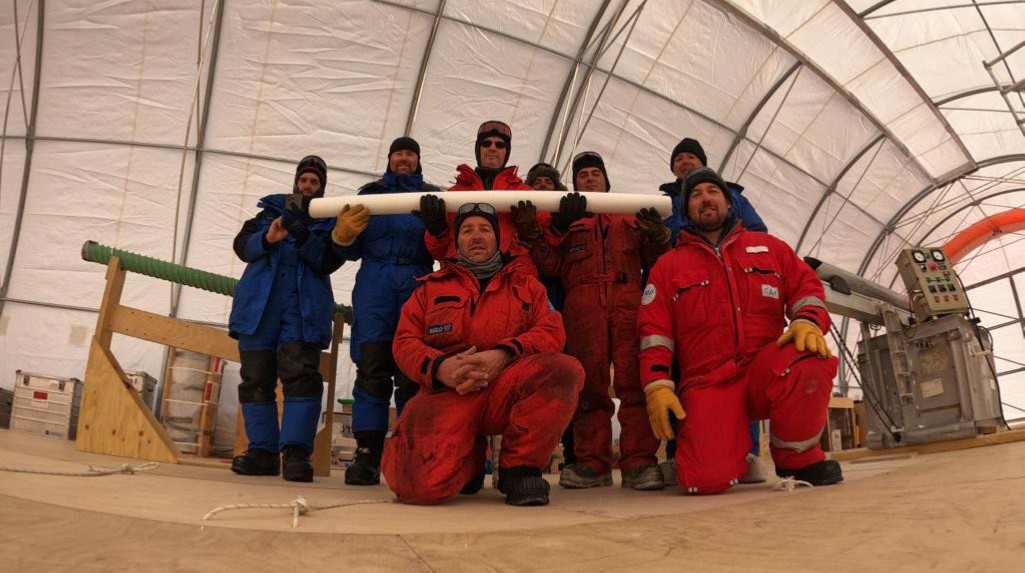 EIOC team holding the first firn core and marking the opening of the BEOIC drilling. FLTR: Pauty, Teste, Scalet, Panichi, Delanoe, Monaco, Possenti, Hüther