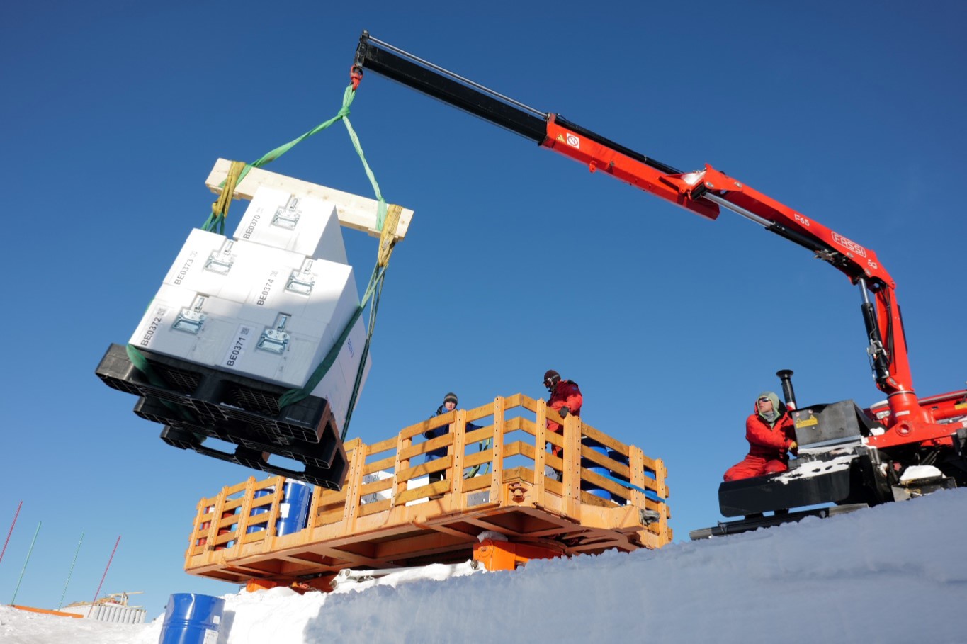 Lifting ice core boxes from the core buffer onto a trailer to transport them to Concordia for long-term storage