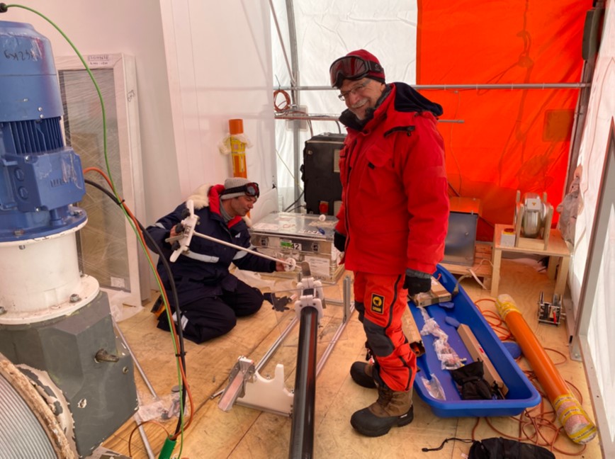 Fortunat and Remi setting up the dual-tube snow sampling: photo O. Alemany